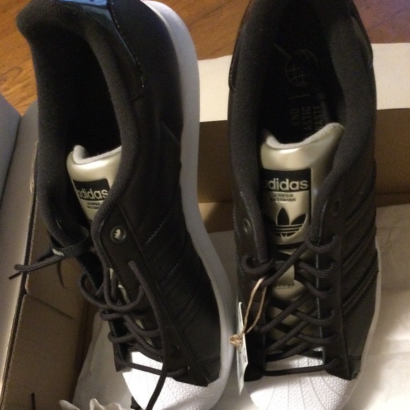 NWB NWT Adidas Superstars Originals GX4360 Brown Gold Size 42 White Shell Clam - Picture 7 of 15